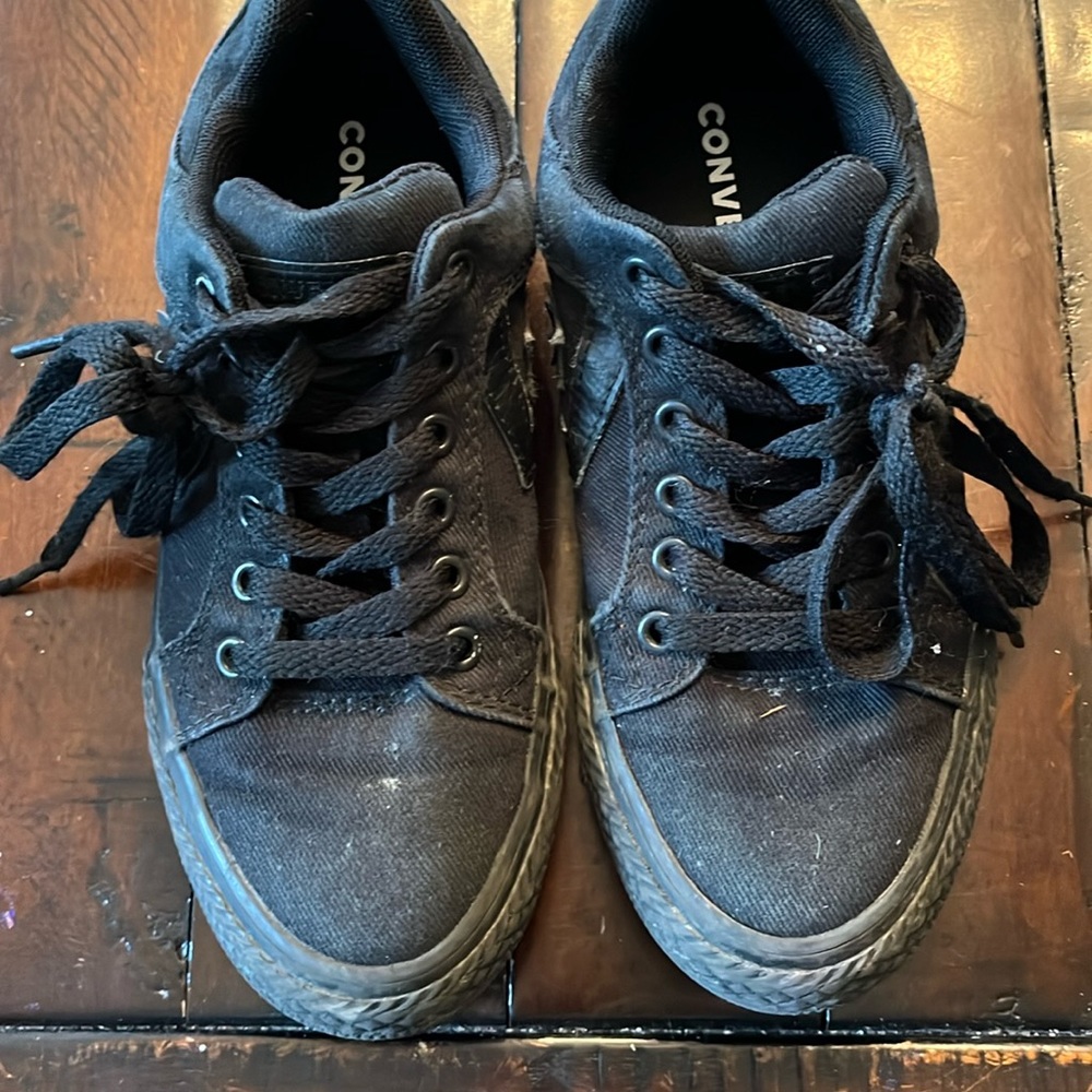 Black kids size 1 converse allstars